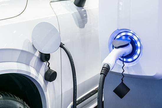 Nous mettons en place des bornes de recharge pour les véhicules électriques.