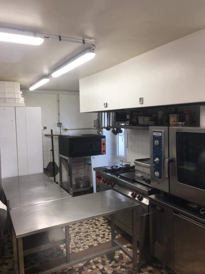 Ambiance lumineuse de cuisine professionnelle Villemomble