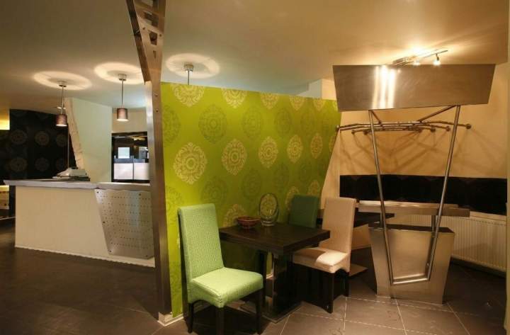 Éclairage espace de petit-déjeuner d'un hôtel Villemomble